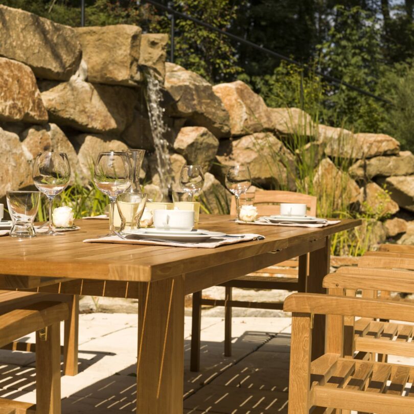 Drevený záhradný set Oxford obsahuje rozťahovací stôl, 5 drevených stoličiek a všetky spojky, kovania tohto setú sú výlučne mosadzné