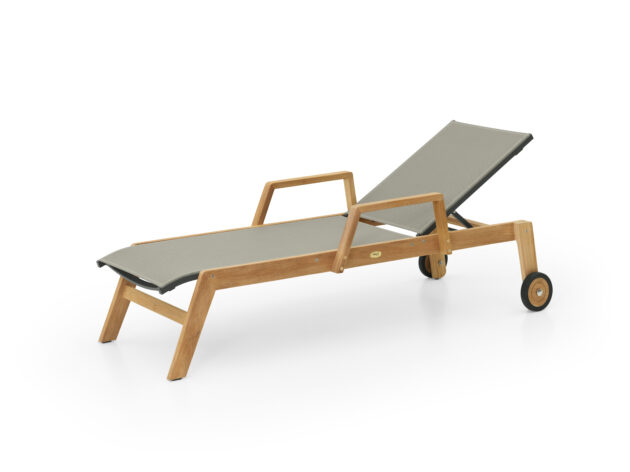 Drevené ležadlo na terasu s kolieskami