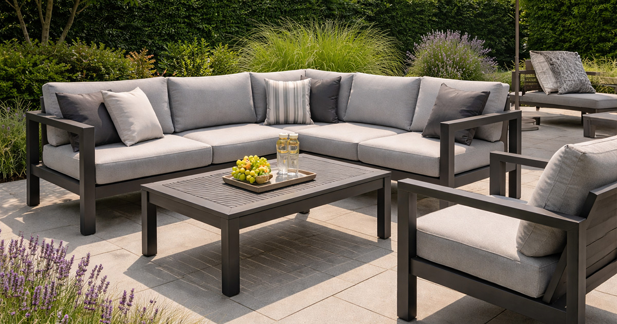 Záhradný nábytok z hliníka prináša moderné sedenie na terasu, ktoré spája dizajn a odolnosť