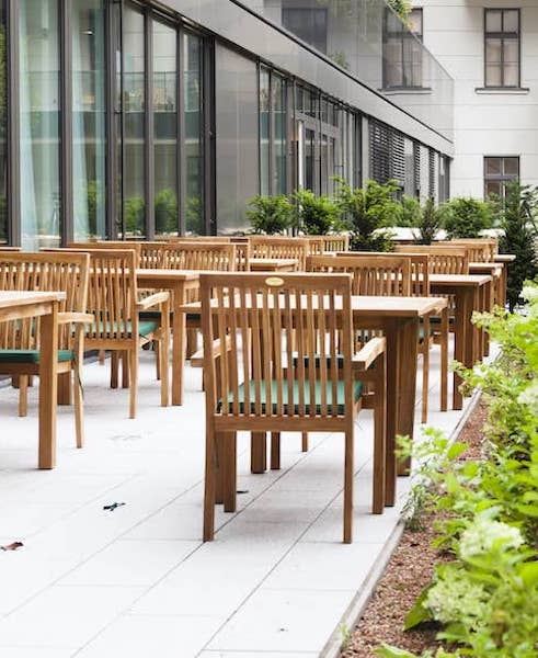 Drevený jedálenský set v hotelovej reštaurácii