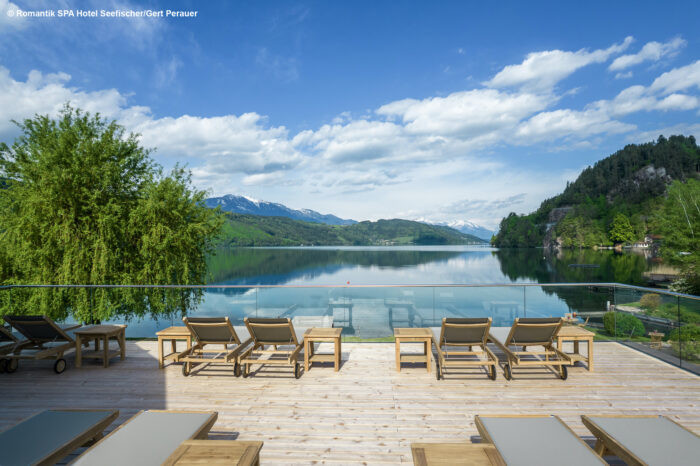 Ležadlá florida na terase hotela